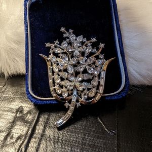 Triffari floral broach